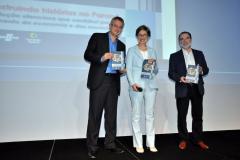 Juraci Barbosa, presidente da Fomento Paraná, Vitor Tioqueta, diretor superintendente do Sebrae/PR, Irene Viotti, autora do livro "Microcrédito - construindo histórias no Paraná", durante o Encontro Estadual de Agentes - Fomento Paraná e Sebrae/PR, em Foz do Iguaçu. Foz do Iguaçu, 16/11/2015.Foto Luciano Patzsch - Fomento Paraná